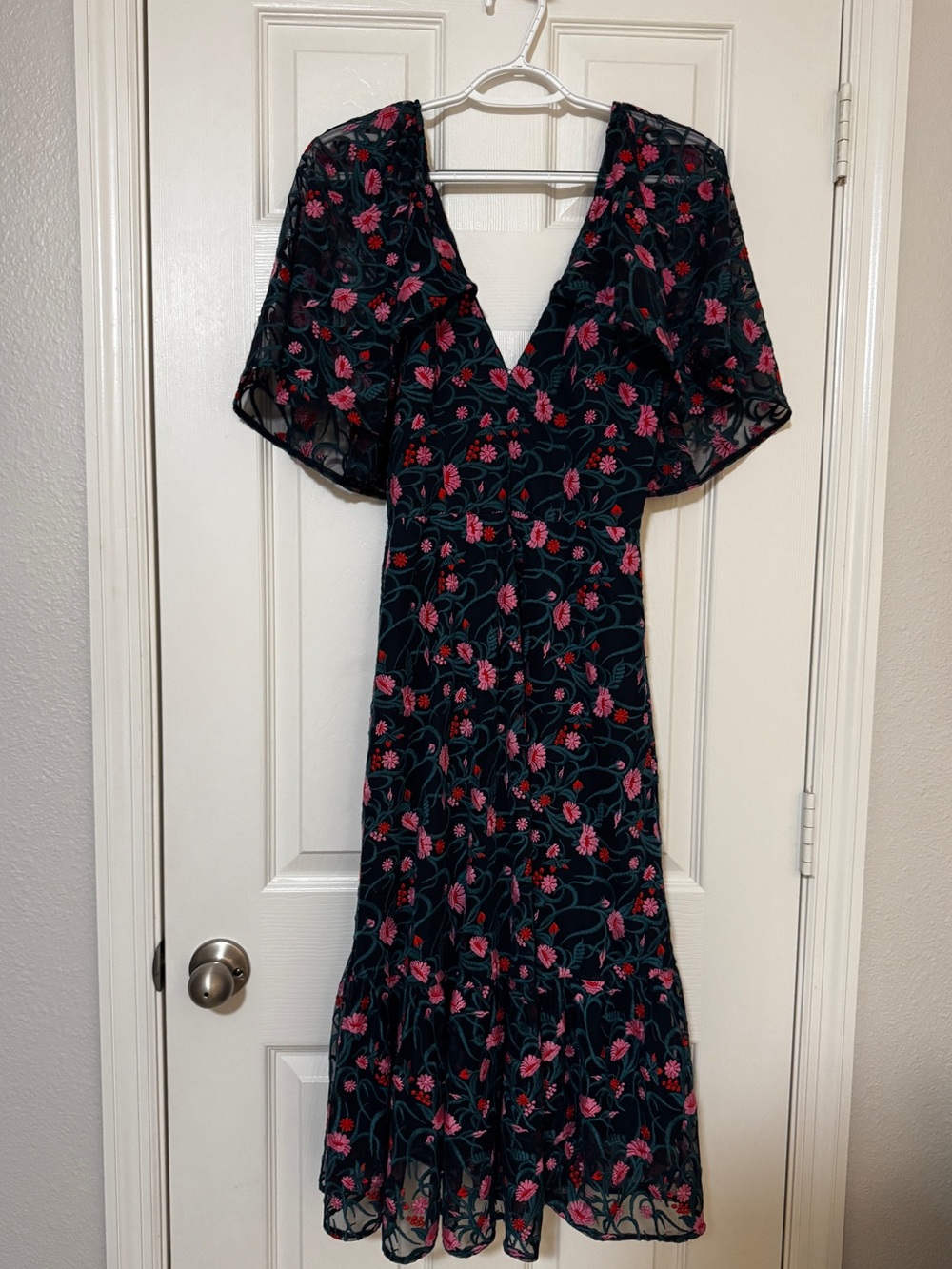 Dress the Population Virginia Cape Sleeve
Embroidered Dress Small NWT